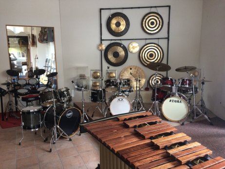 Exposition percussions Portier &amp; Gaudin Musique - Marimba Yamaha - kit Batterie Tama - GMS - Gong 