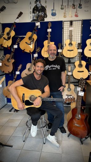 Bastian Baker et Sylvain Casarotti au Guitar Shop Portier &amp; Gaudin Musique à Cossonay 